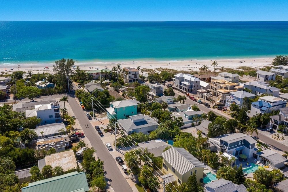 Mermaid's Treasure 2 Bedroom Home by RedAwning view 4