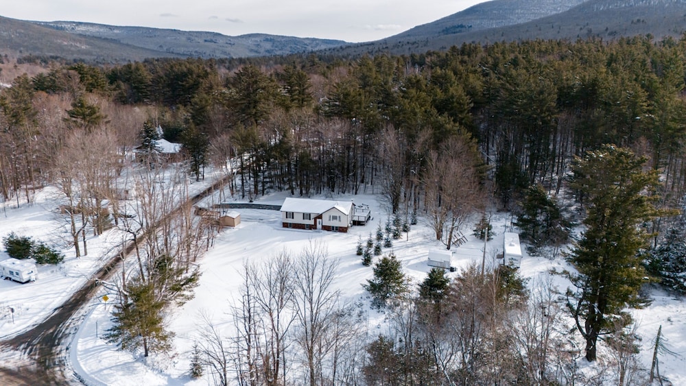 Ski Hike Lodge 5BR w Fire Pit Cozy Spaces