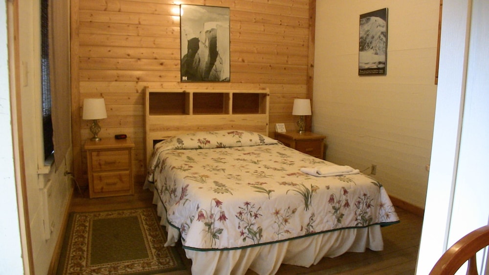 Whittaker's Motel & Historic Bunkhouse