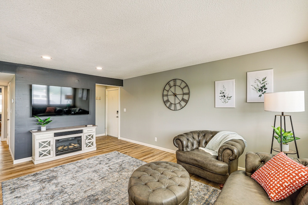 Pool Access & Lake Views: Osage Beach Family Gem