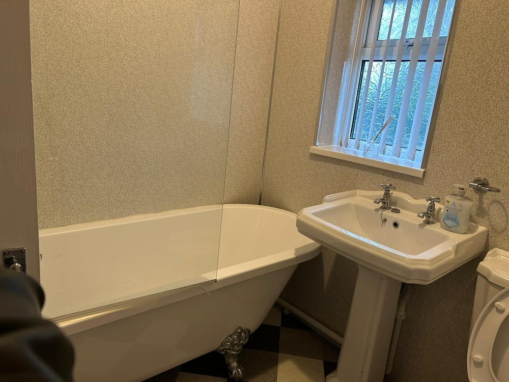 Crynallt Road Apartment - Neath view 4