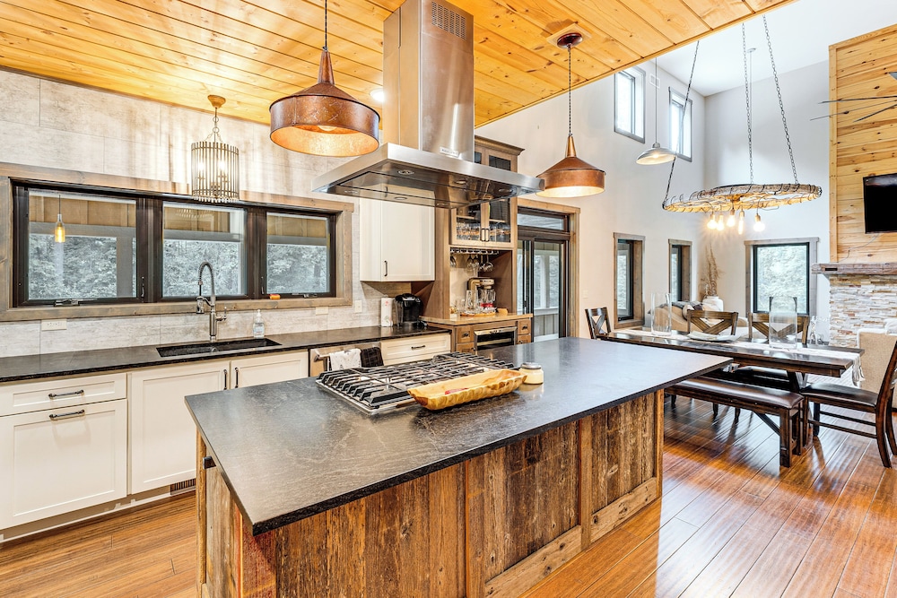 Luxe Barndominium Retreat Near Blue Spring Lake!