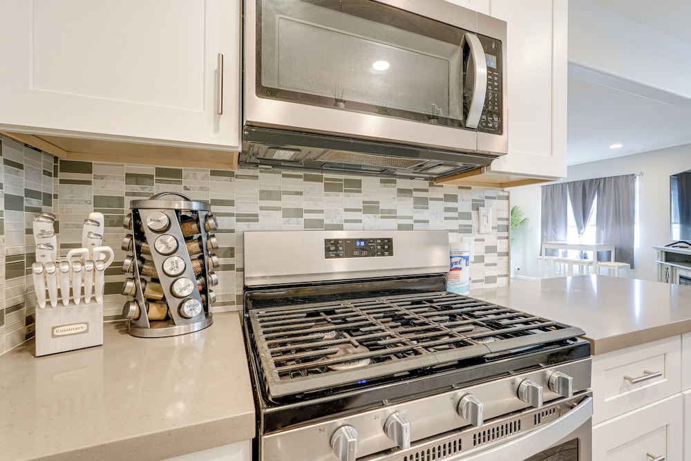 2 Mi to Old Town Scottsdale: Sleek Apartment