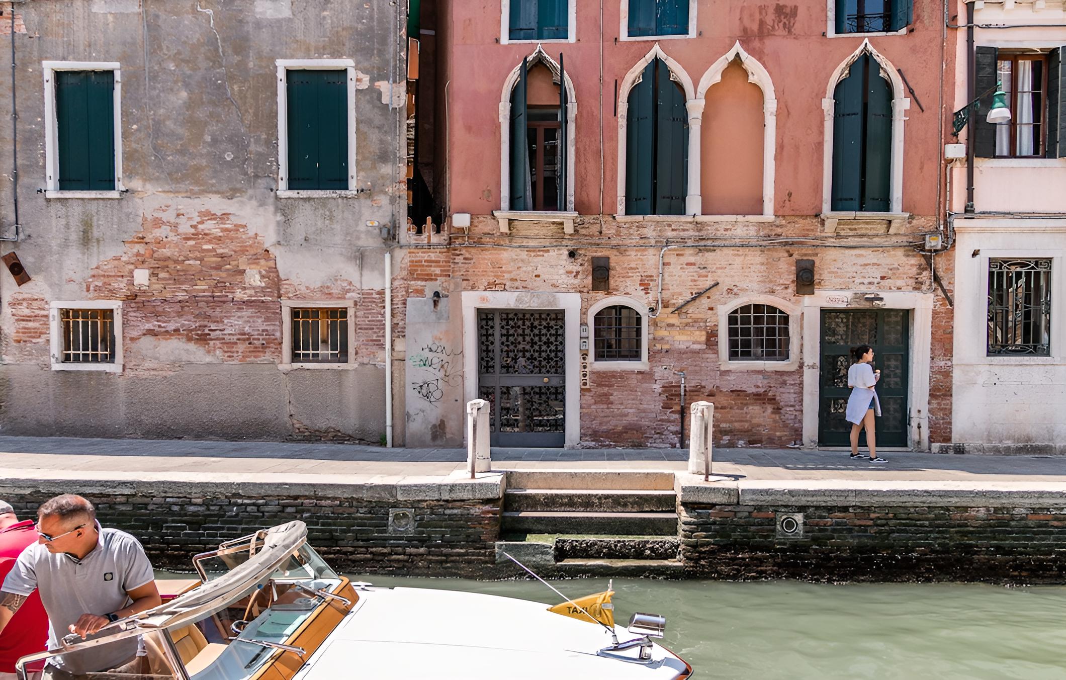 20 Windows on Venice