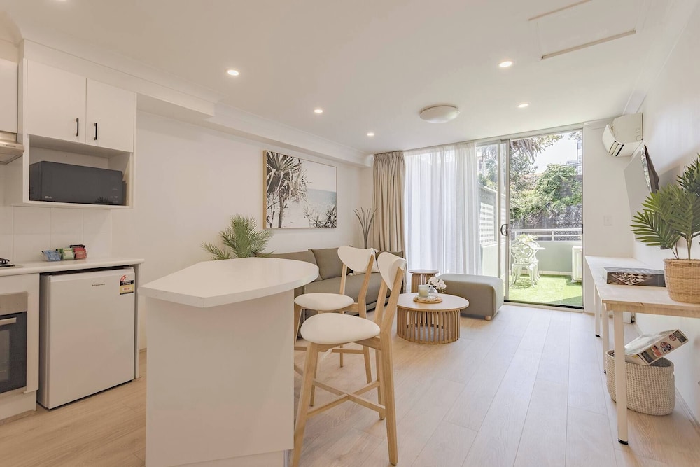 Luxurious Manly Retreat With Beachside Bliss - Image 1