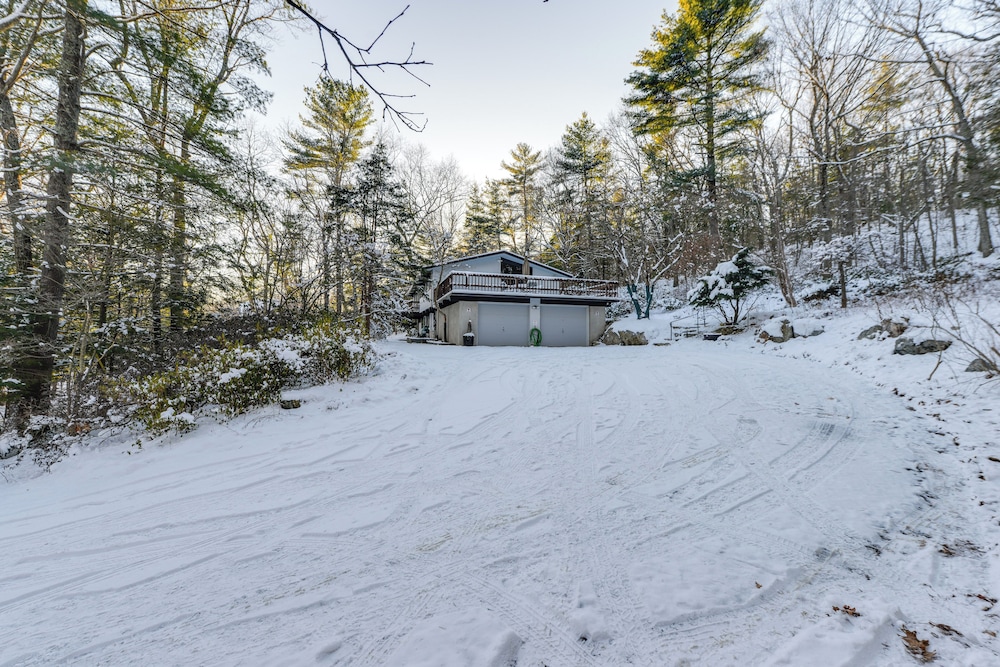 Trail Access On-site: Gorgeous MCM Deck House!