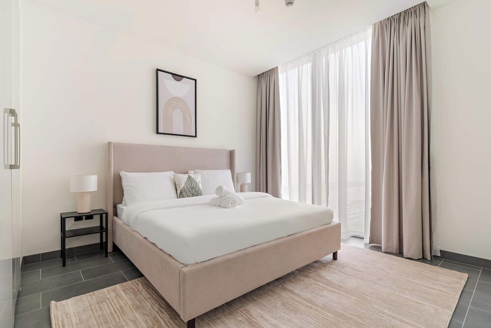 Spacious 2BR in The Crest With Pool and gym