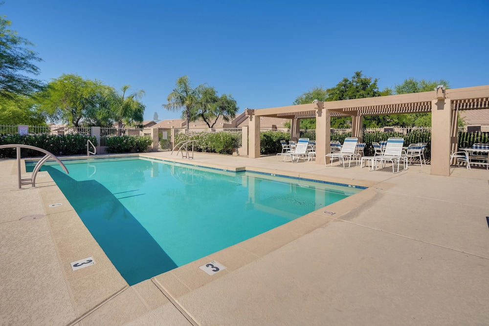 Patio + Pool Access: Golf Getaway in Peoria