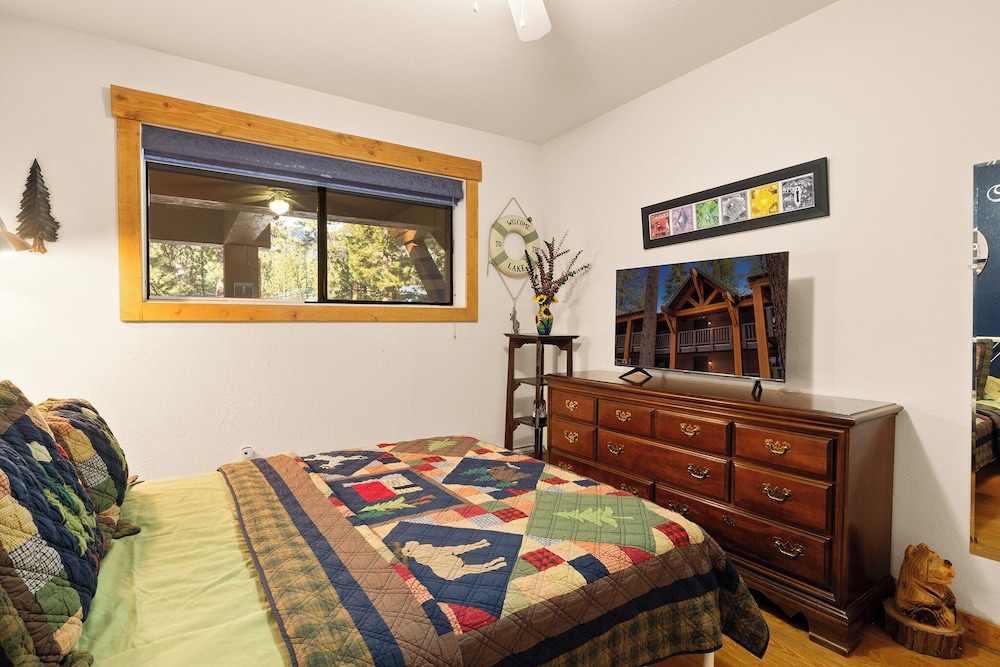 Sierra Pines Retreat Sleeps 6!