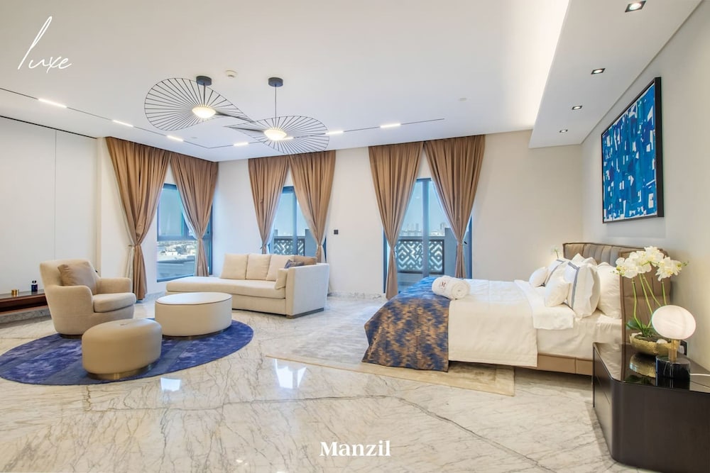 Luxury Sky Villa w Private Pool Sea View in Palm