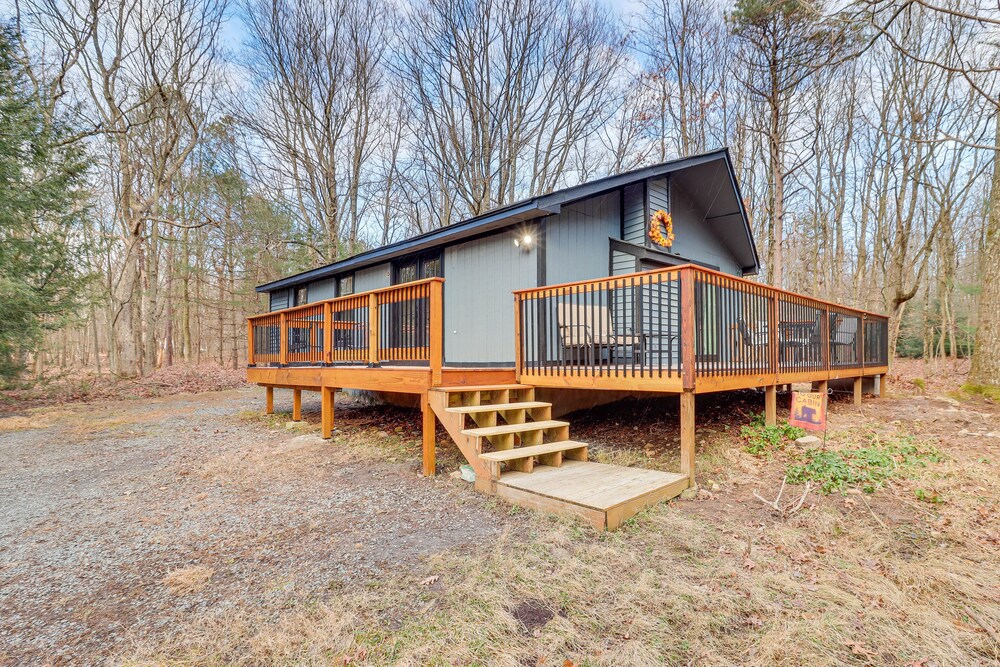 Hotel Quaint Jim Thorpe Cabin Retreat, Walk to Beach! - Image 1