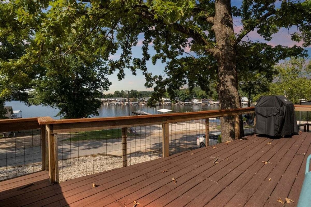 Lakefront Home in a Quiet Cove, Private Dock, Outdoor Dining & Fishing