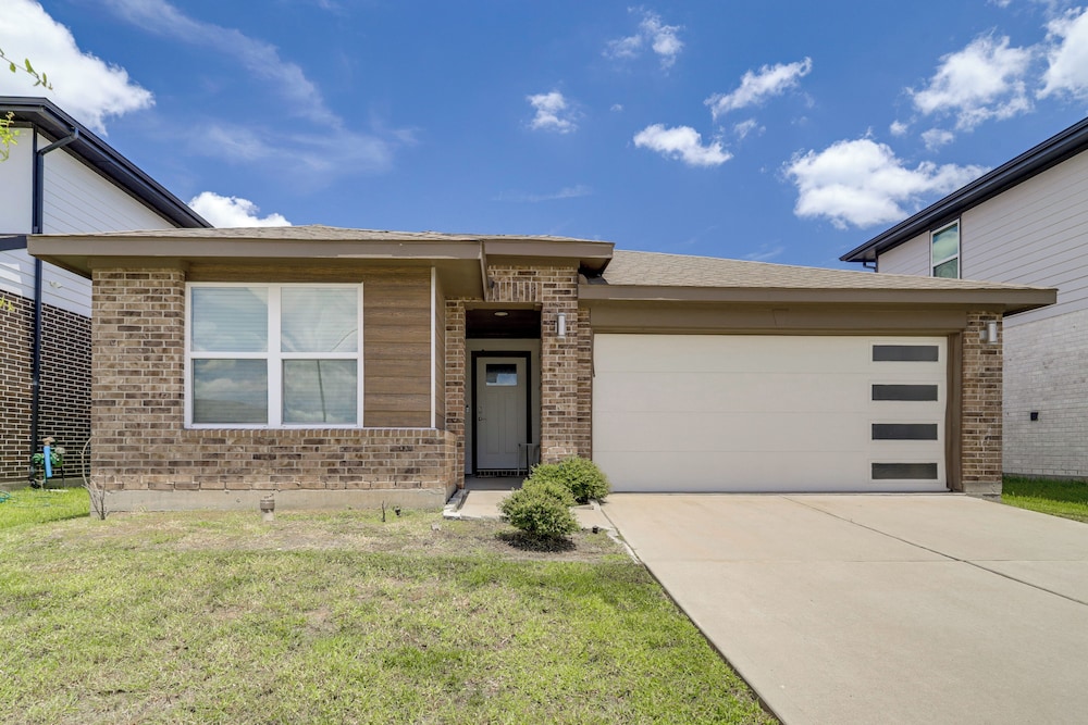 Fenced Yard: Quiet Family Home in Richmond