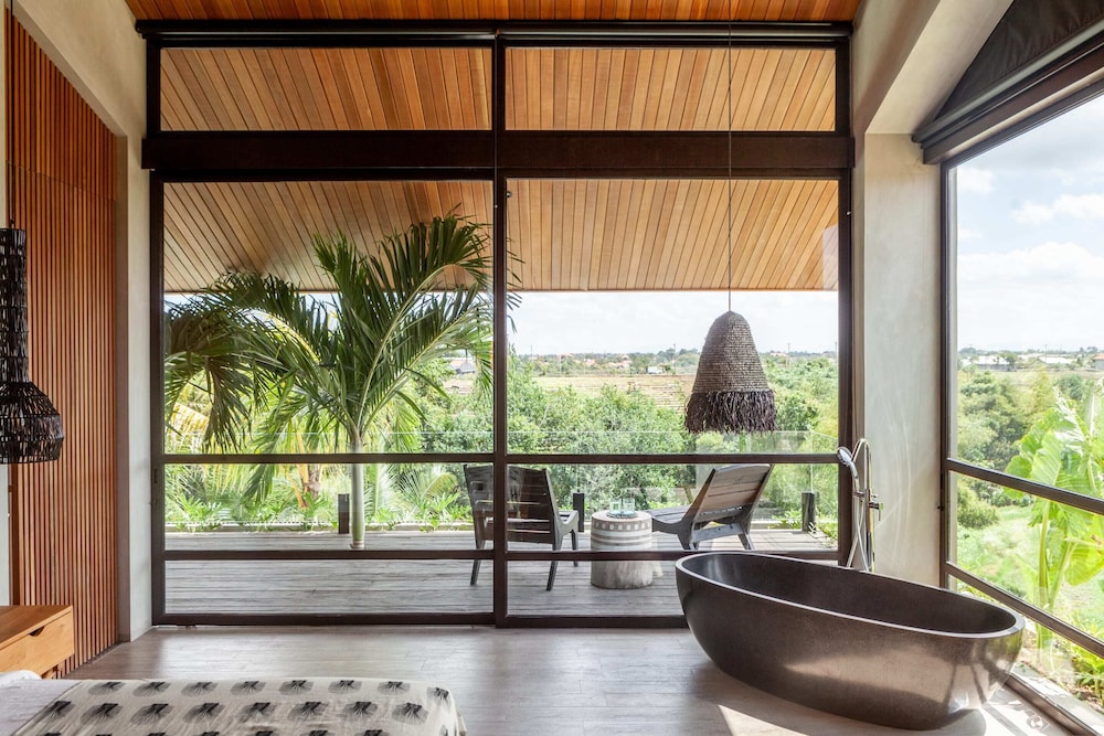 Exceptional Architect's 5BR Villa, an Oasis Gem in Canggu Centre view 4