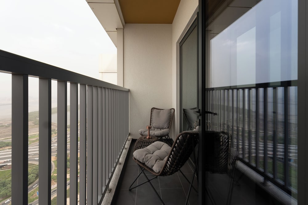 Luxury 1BR High-Floor Retreat
