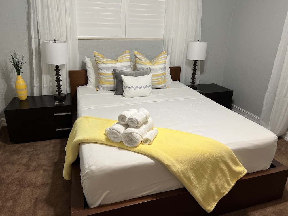 Stunning 3-bed House in Hollywood With hot tub - Image 2