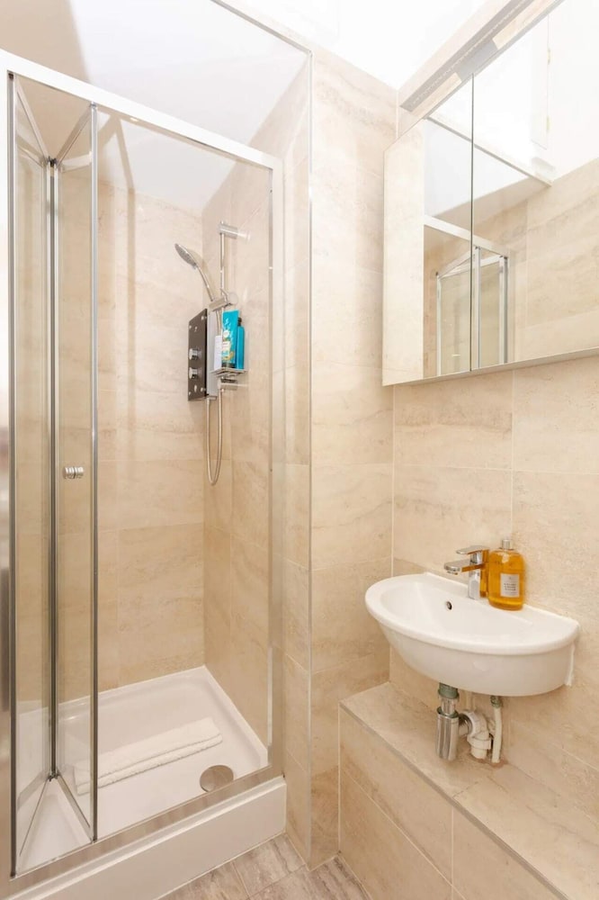 Chic, Newly Renovated Studio Apartment in Angel