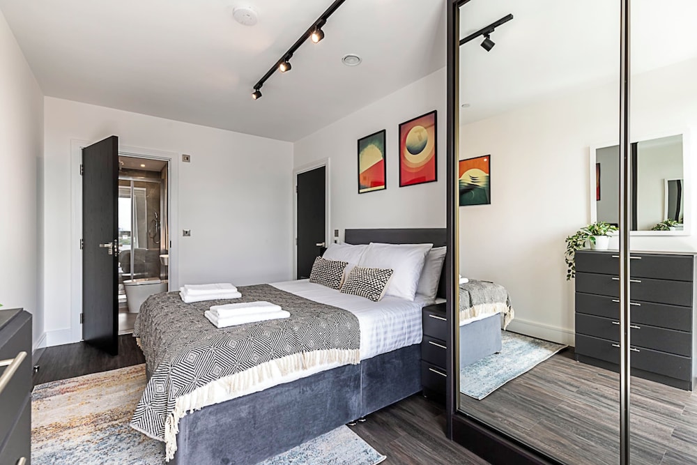 Chic and Sleek Sky-high Apartment view 4
