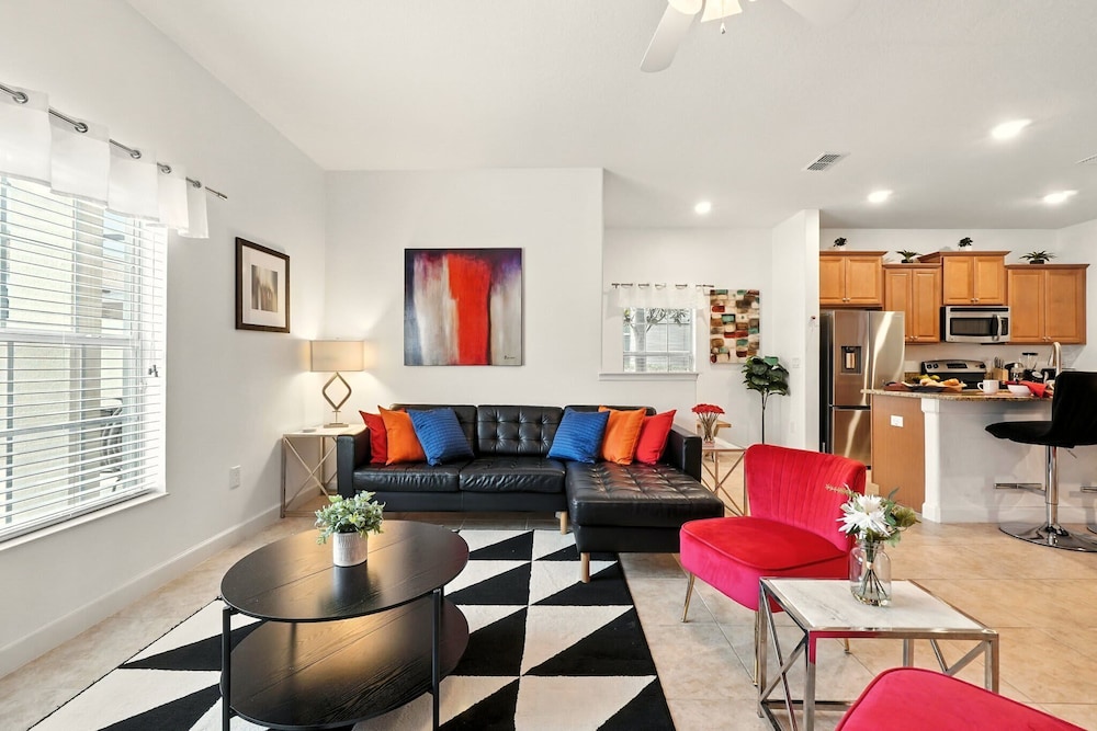 Vibrant 5BR Family Retreat in Storey Lake!