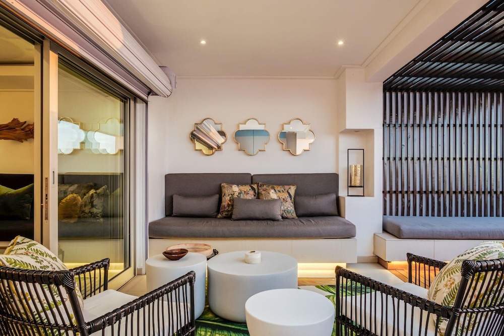 Stylish Holiday Apartment w Private Pool 180 Views Malibu view 4