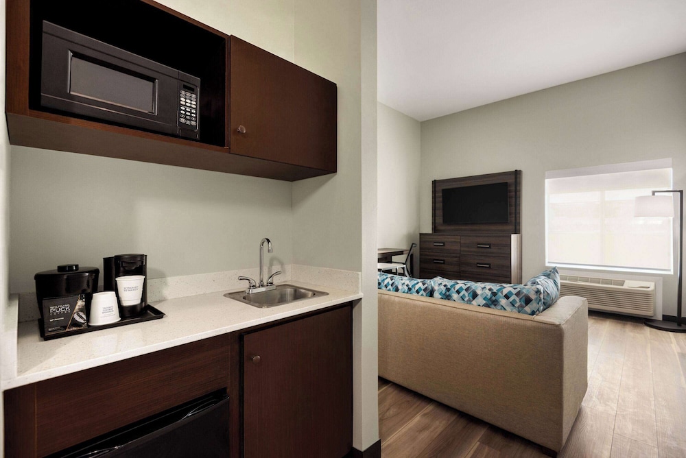 La Quinta Inn & Suites by Wyndham Gonzales LA