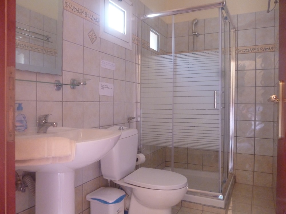 dimas v. house en Parga — bathroom