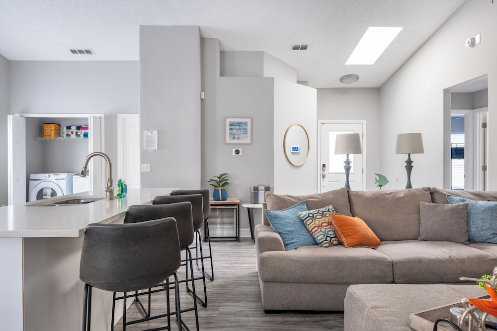 Heated Pool & Bathtub 4BR Near Disney