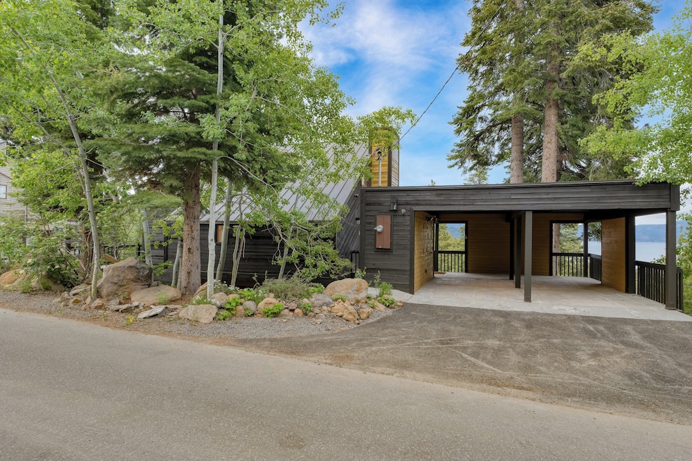 Lake View, Firepit, Game Room Remodeled Lake Tahoe Luxury Cabin by Avantstay