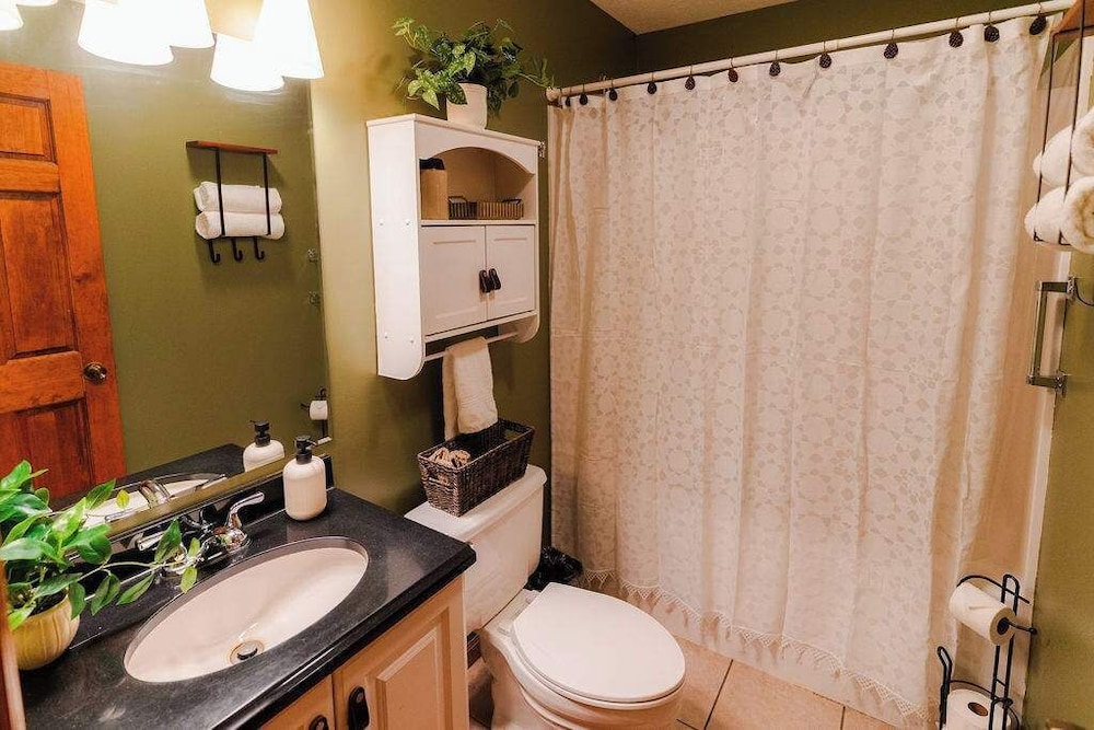 Cheerful Two Bdrm Cabin With Hot Tub & Pet Friendly