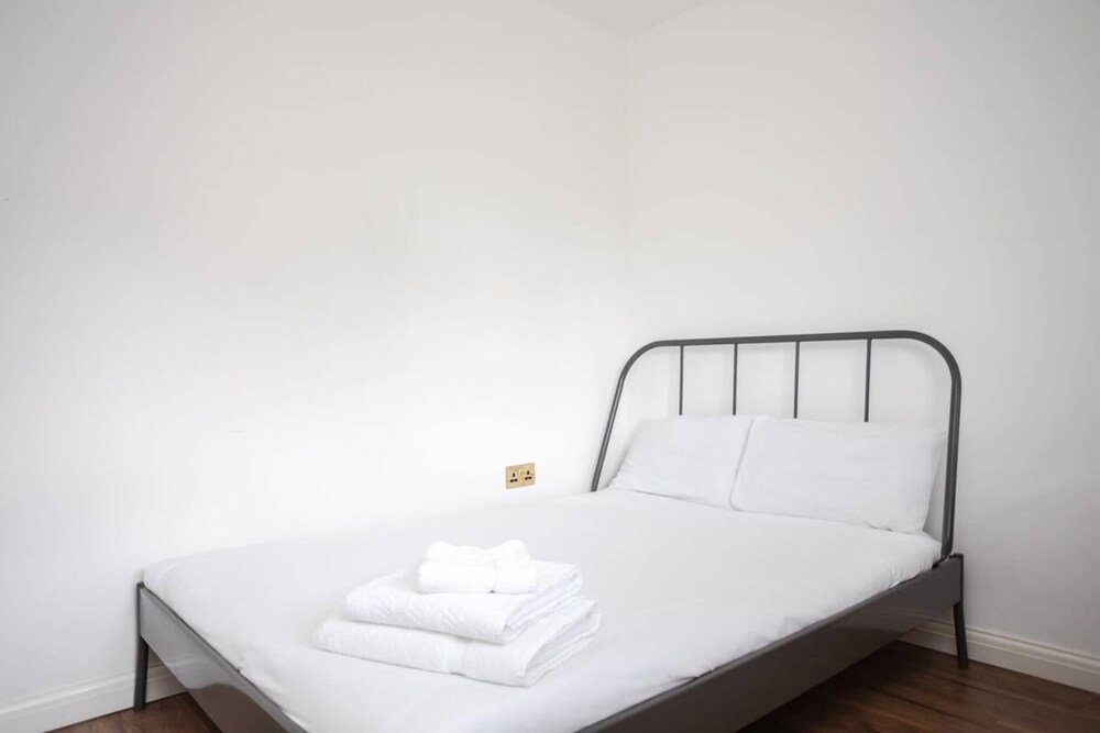 Spacious 4 Bedroom Apartment in Bethnal Green
