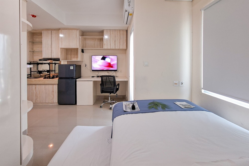 Bright Studio Room Apartment At B Residence