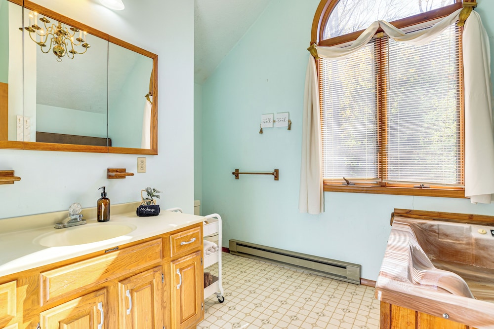 Walk to Beach: Arrowhead Lake Home