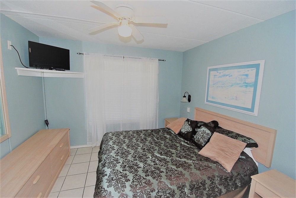 Parklane Unit #311 2 Bedroom Condo by RedAwning
