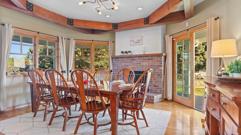 Seacliff Haven Waterfront Luxury, Stunning Views, Hot Tub & Game Room