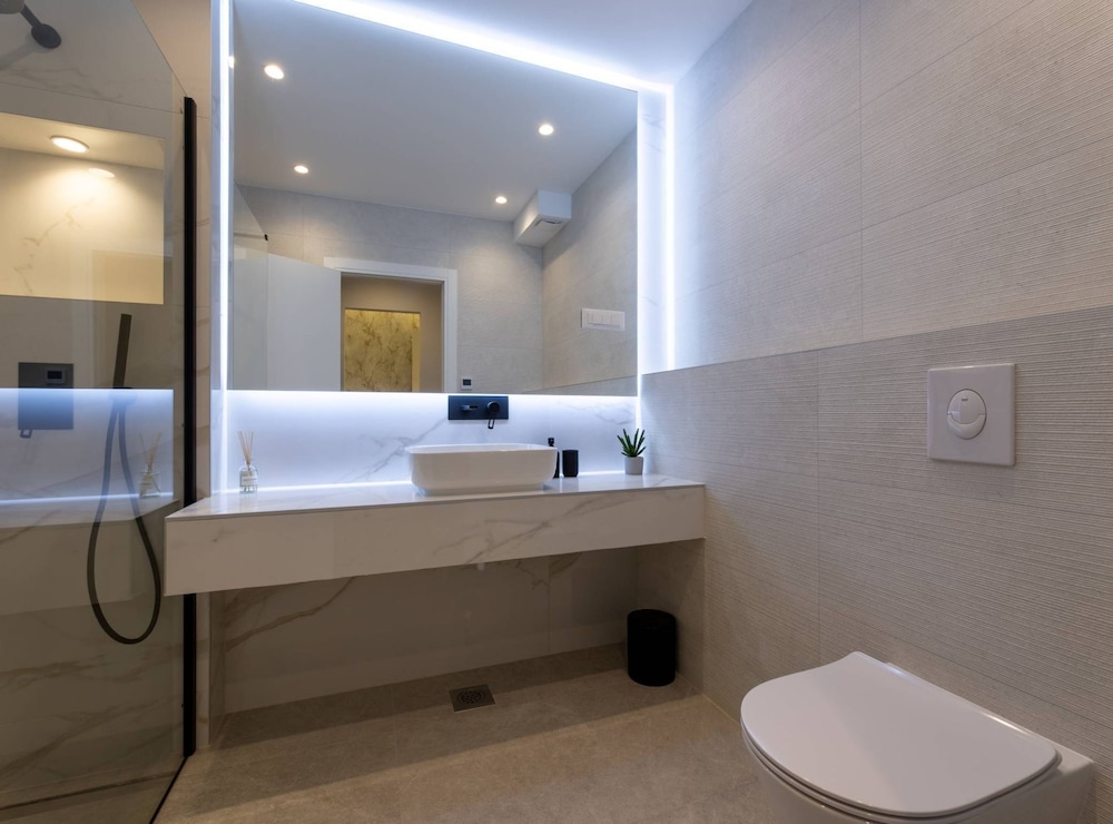Moonlit Mirage Villa With Pool, Gym and Sauna