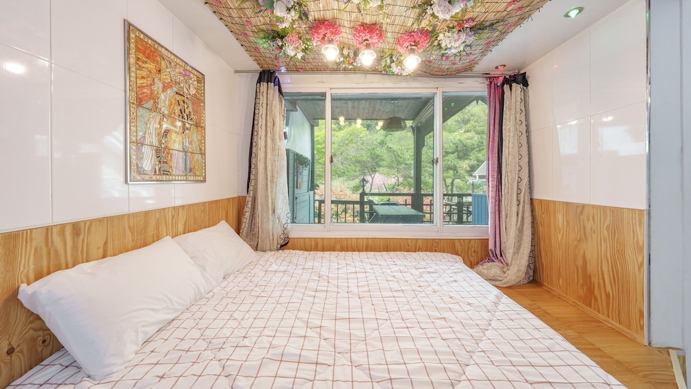 Gapeong Eoneunal Spa Pet Pension