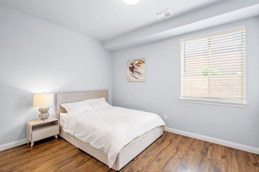 Modern Spacious Home Bright Family Group Friendly