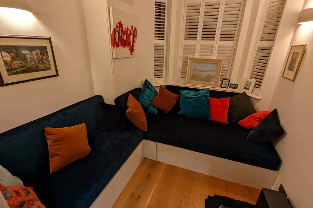 Cheerful 4 Bedroom Home in the Heart of London