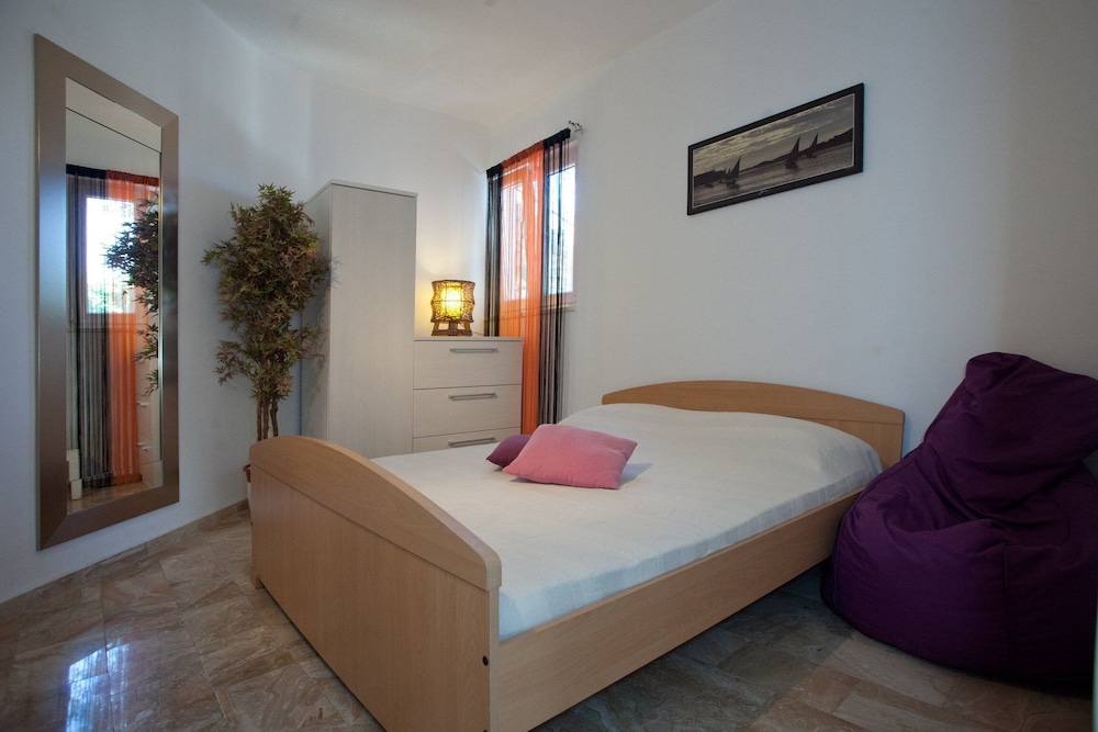 Wonderful Visinisce Apartments With Terrace and Sea Views