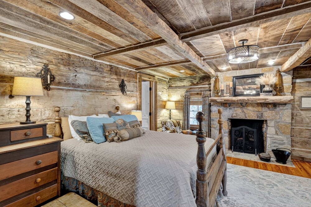 Cabin Unbound - Historic Lakefront Comfort 4 Bedroom Cabin