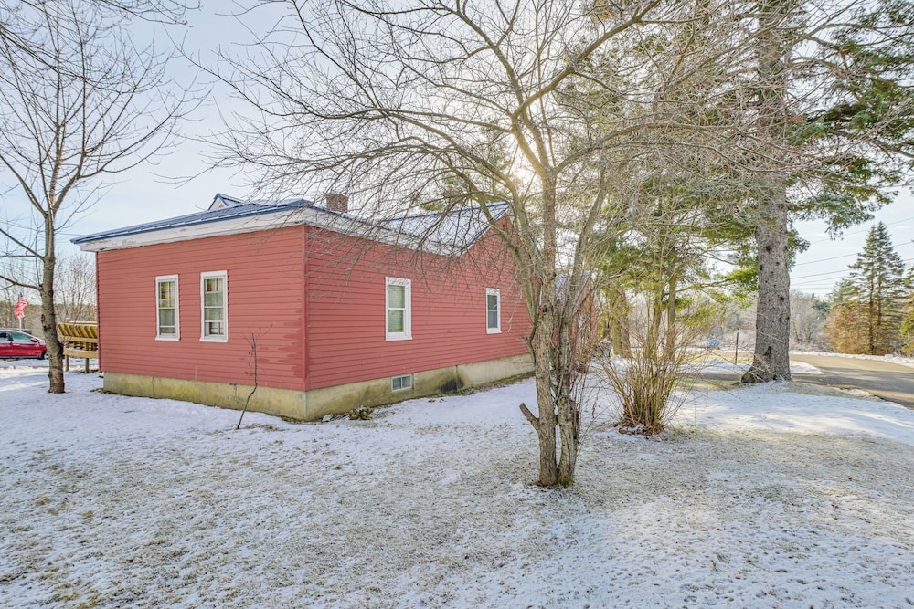 Close to Dtwn Bangor: Inviting Maine Home