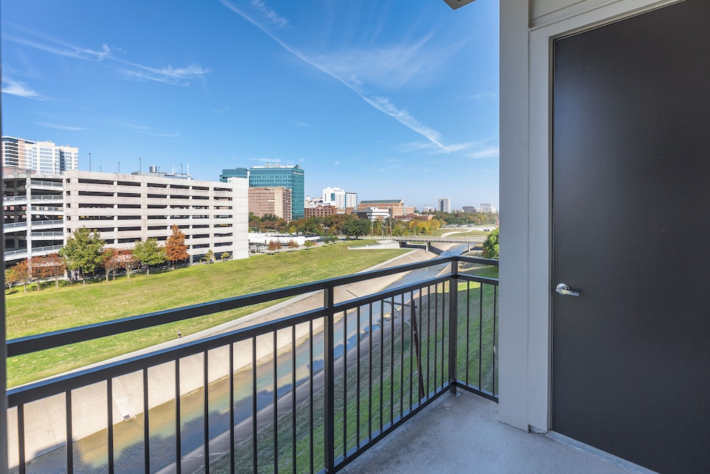 Luxury Med Center Fully Equipped King Sized Bed Condos - Image 1