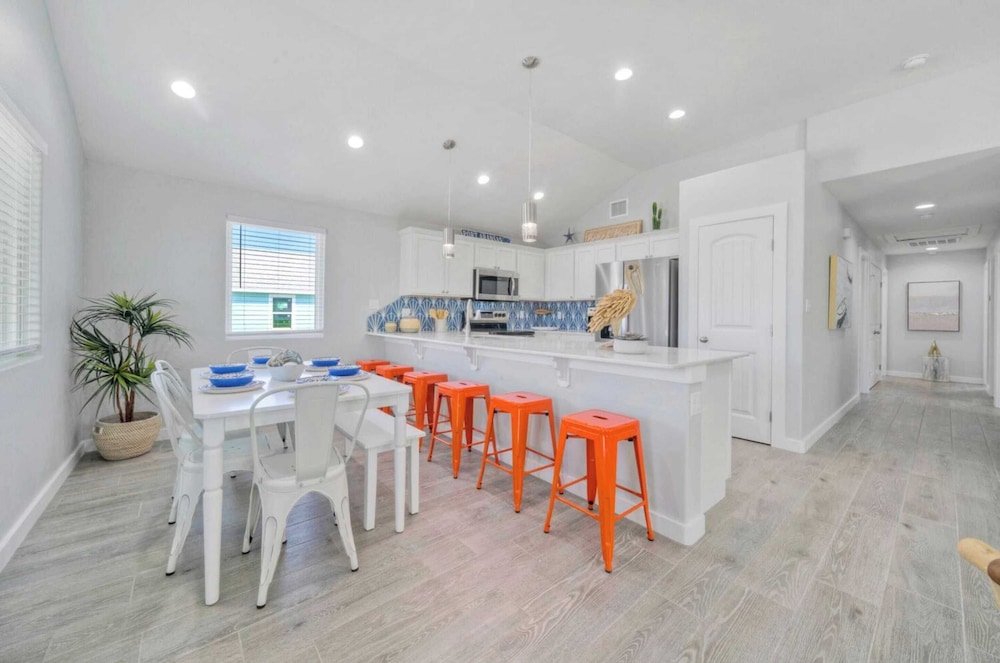Sleeps 21, 2 Homes Private Pool, Patio Lounge w/ Fire Pit, Bar, TV, & Games