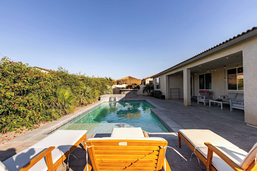 Luxe Indio Stay w/ Pool, Tiki Bar & Fire Pit Near Coachella Longfellow