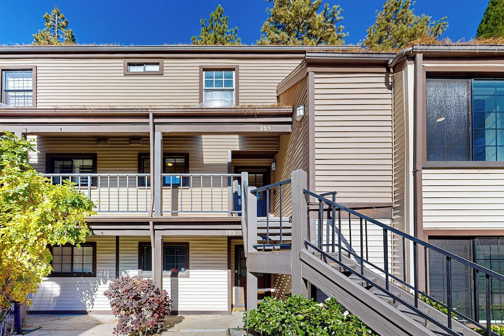 3 BR Lake Condo w/ Shared Pool & Spa