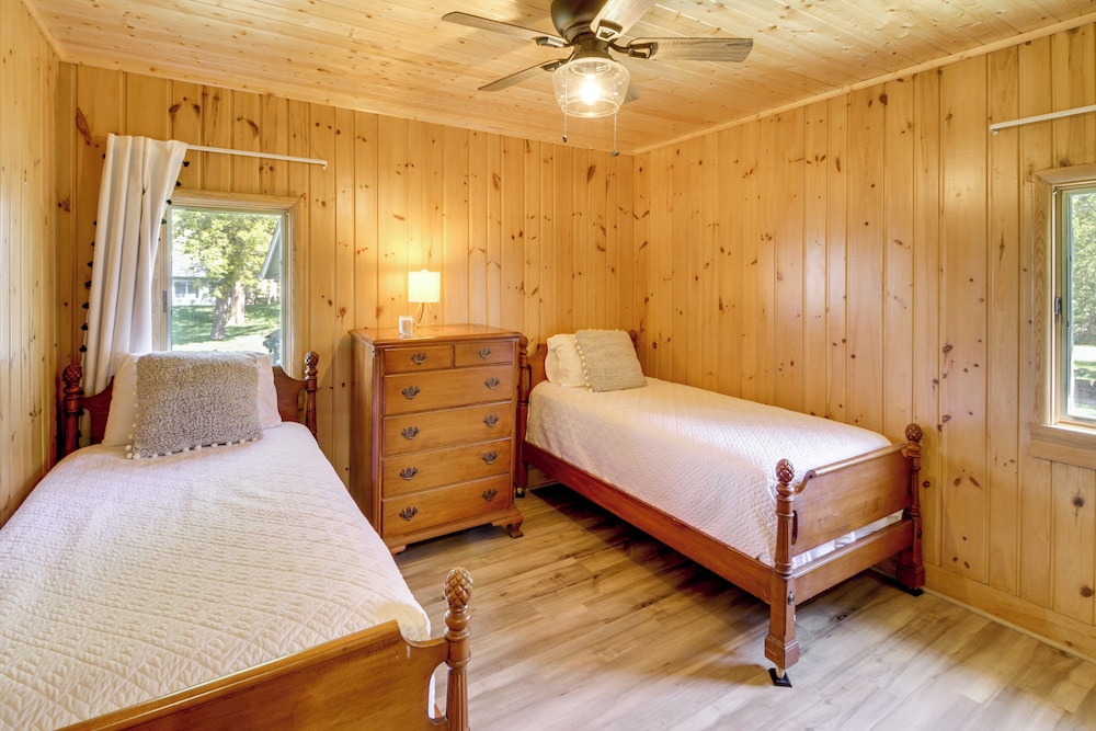 Hackensack Waterfront Retreat on Tenmile Lake