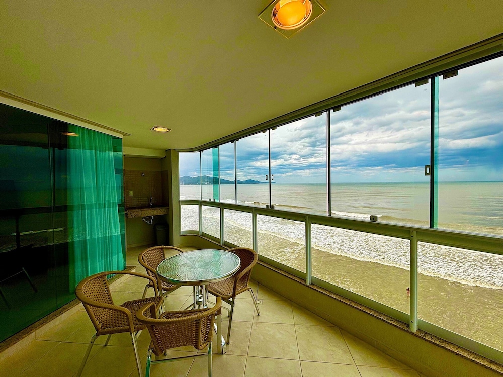 Apt w/ Gourmet Balcony Oceanfront Rkr0502