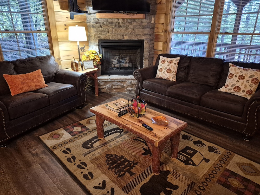 Black Bear Retreat 2 Beds! 2 Bedroom Cabin