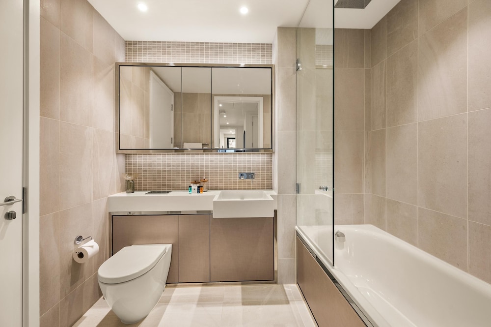 Stylish two Bedroom Apartment With River Views in Docklands photo 5