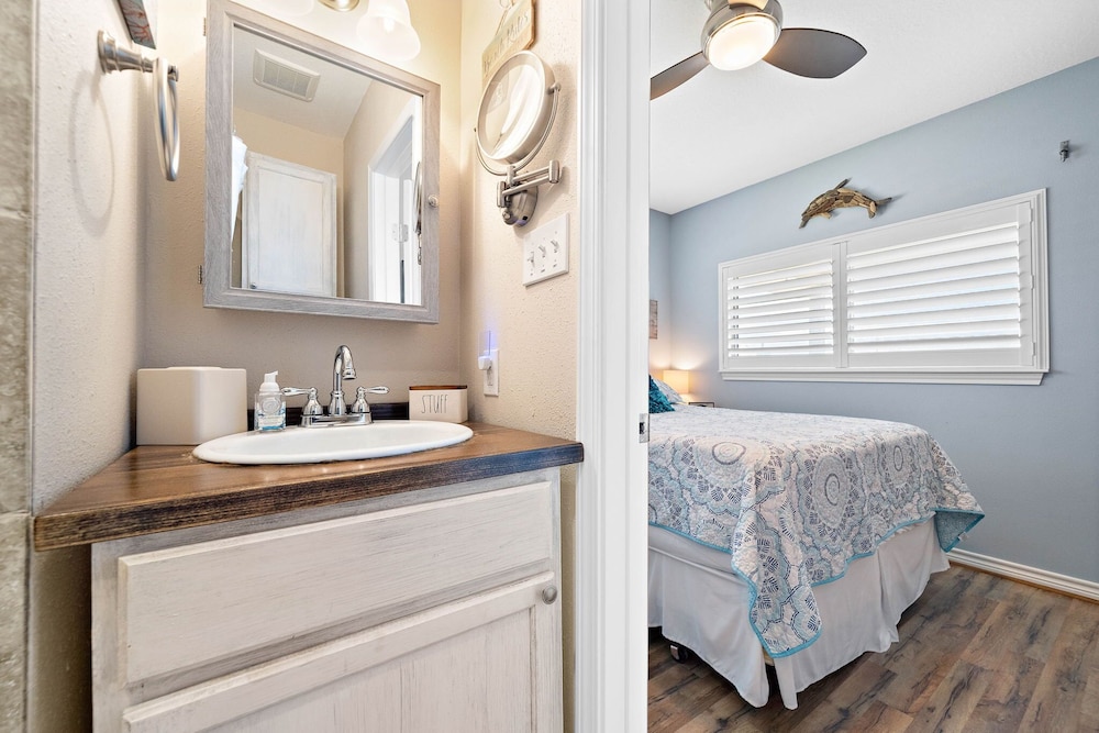 Purple Pelican Paradise by Ryson Vacation Rentals